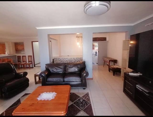 5 BEDROOM HOUSE FOR SALE IN FRAAIUITSIG